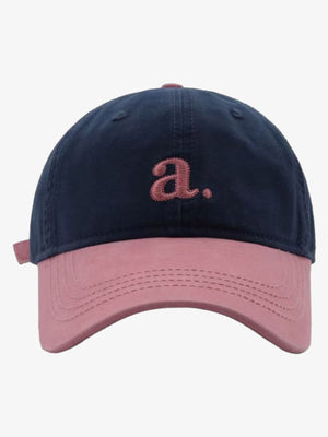 Gestickter Buchstabe „a“. Gewaschene Baseballkappe