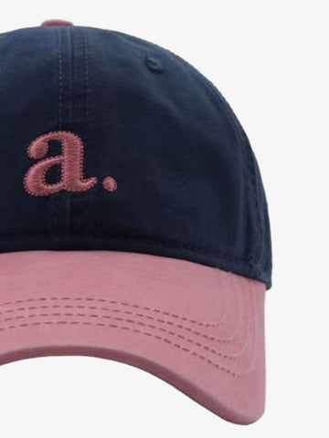 Gestickter Buchstabe „a“. Gewaschene Baseballkappe