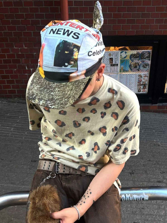 Schirmmütze mit Schnürung und Zeitungsmuster