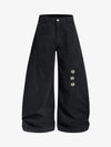 Hose mit gesticktem Stern und geschwungener Naht