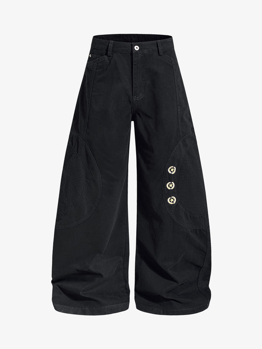 Hose mit gesticktem Stern und geschwungener Naht