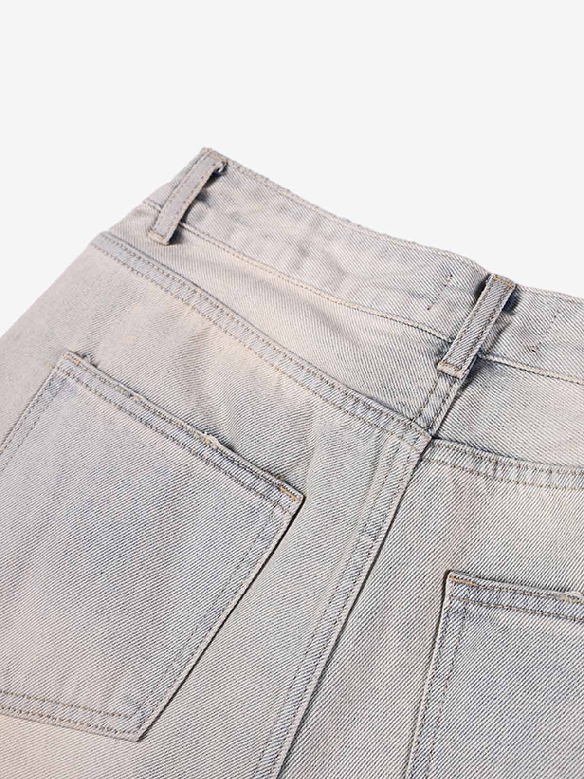 Hellblaue Jeansshorts mit Perlenverzierung
