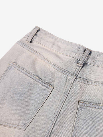 Hellblaue Jeansshorts mit Perlenverzierung