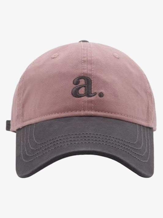 Gestickter Buchstabe „a“. Gewaschene Baseballkappe