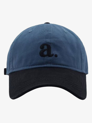 Gestickter Buchstabe „a“. Gewaschene Baseballkappe