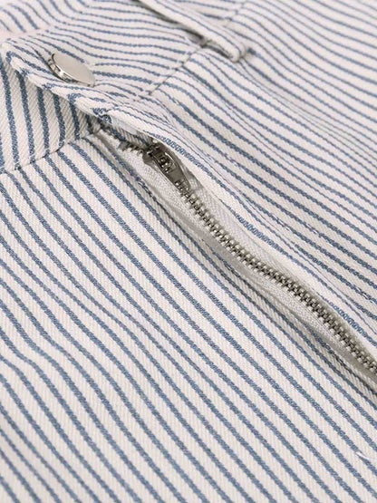 Plissierte, nadelgestreifte Shorts mit weitem Bein