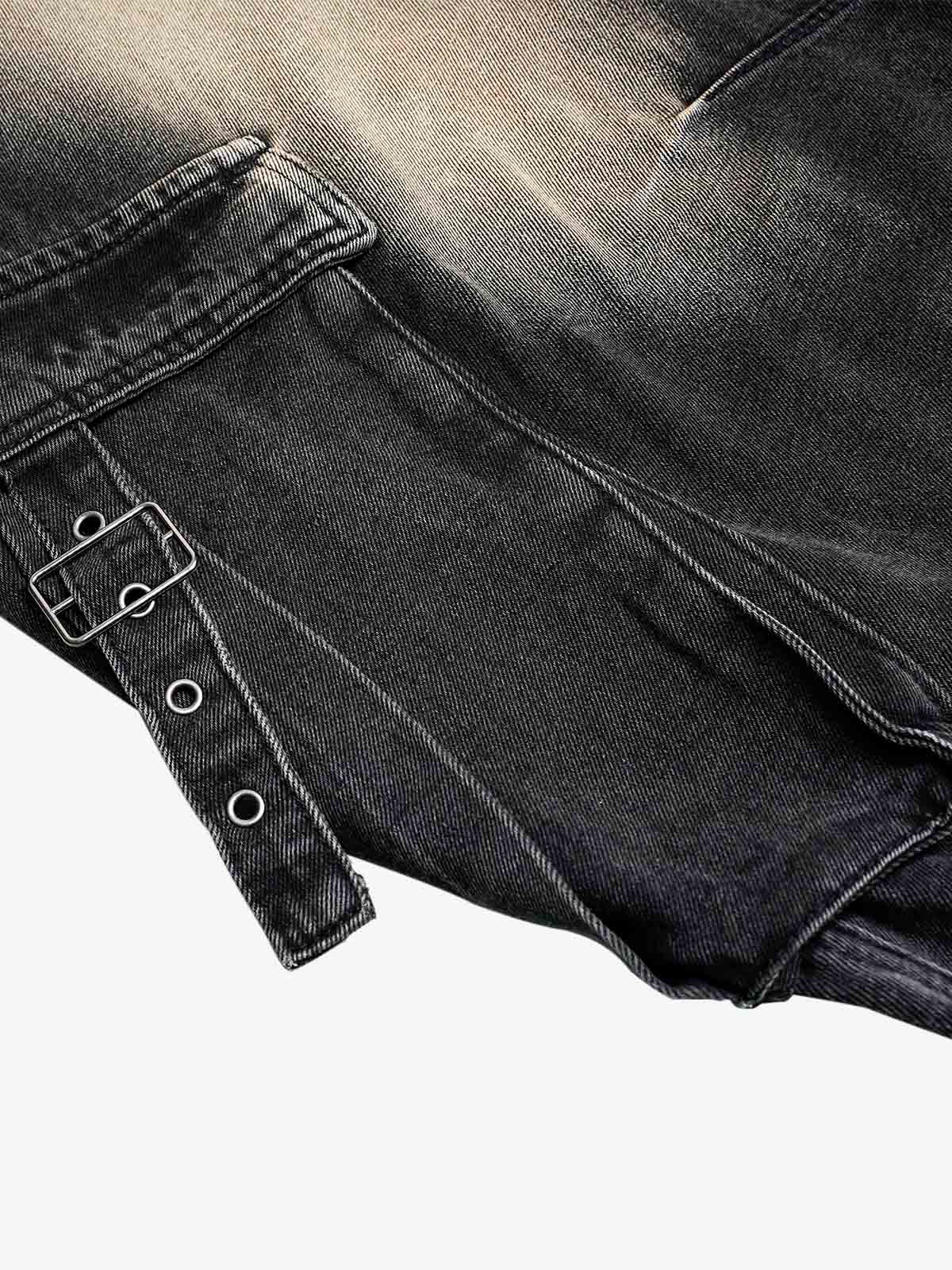 Dekonstruierte Cargo-Jeans mit vielen Taschen