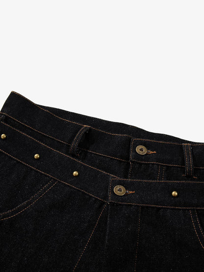 Doppelt geschnittene Jeansshorts mit mehreren Knöpfen