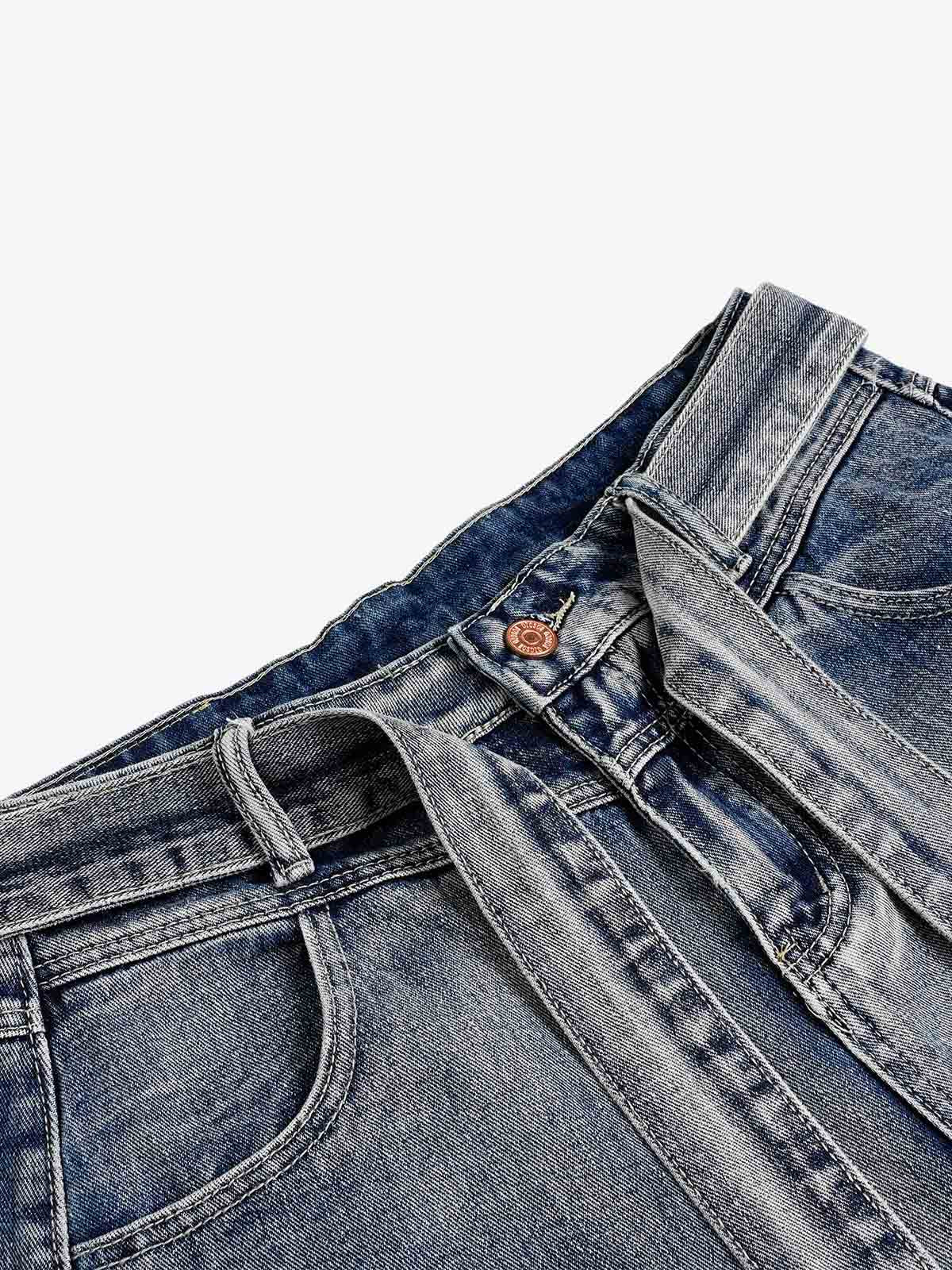 Jeansshorts mit Gürtel und gebogener Naht, weitem Bein