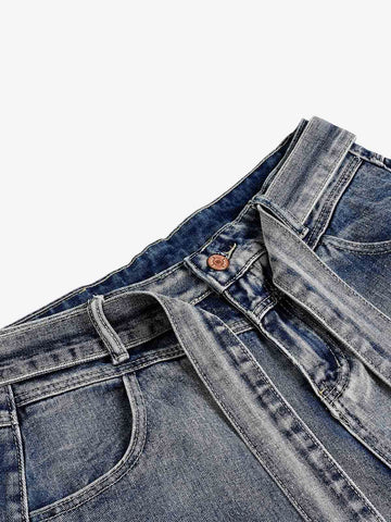 Jeansshorts mit Gürtel und gebogener Naht, weitem Bein