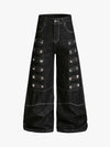 Baggy Jeans mit quadratischen Nietenbesatz