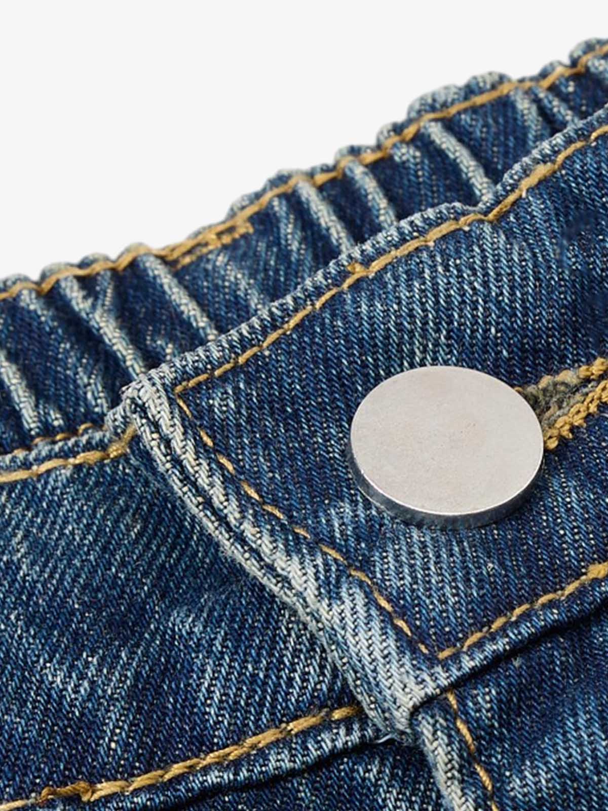 Jeansshorts mit offenem Saum und Strasssternen