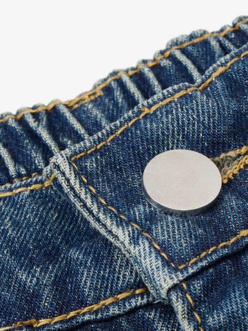 Jeansshorts mit offenem Saum und Strasssternen