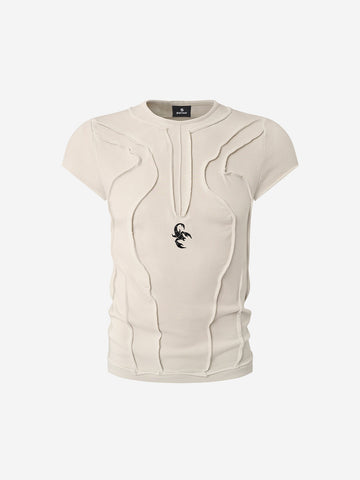 Skorpion-besticktes T-Shirt mit sichtbaren Nähten