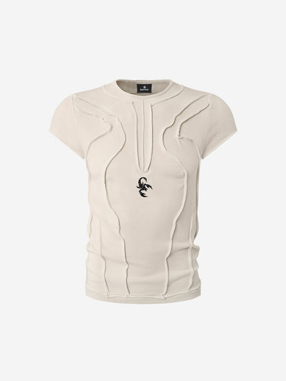 Skorpion-besticktes T-Shirt mit sichtbaren Nähten