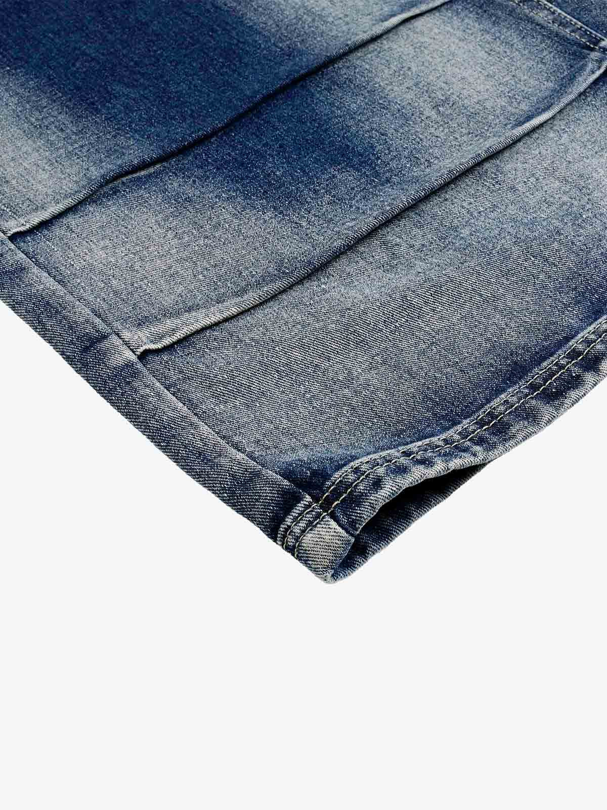 Jeansshorts mit Gürtel und gebogener Naht, weitem Bein