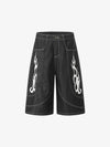 Jeansshorts mit kontrastierenden Ziernähten und Flammenmuster