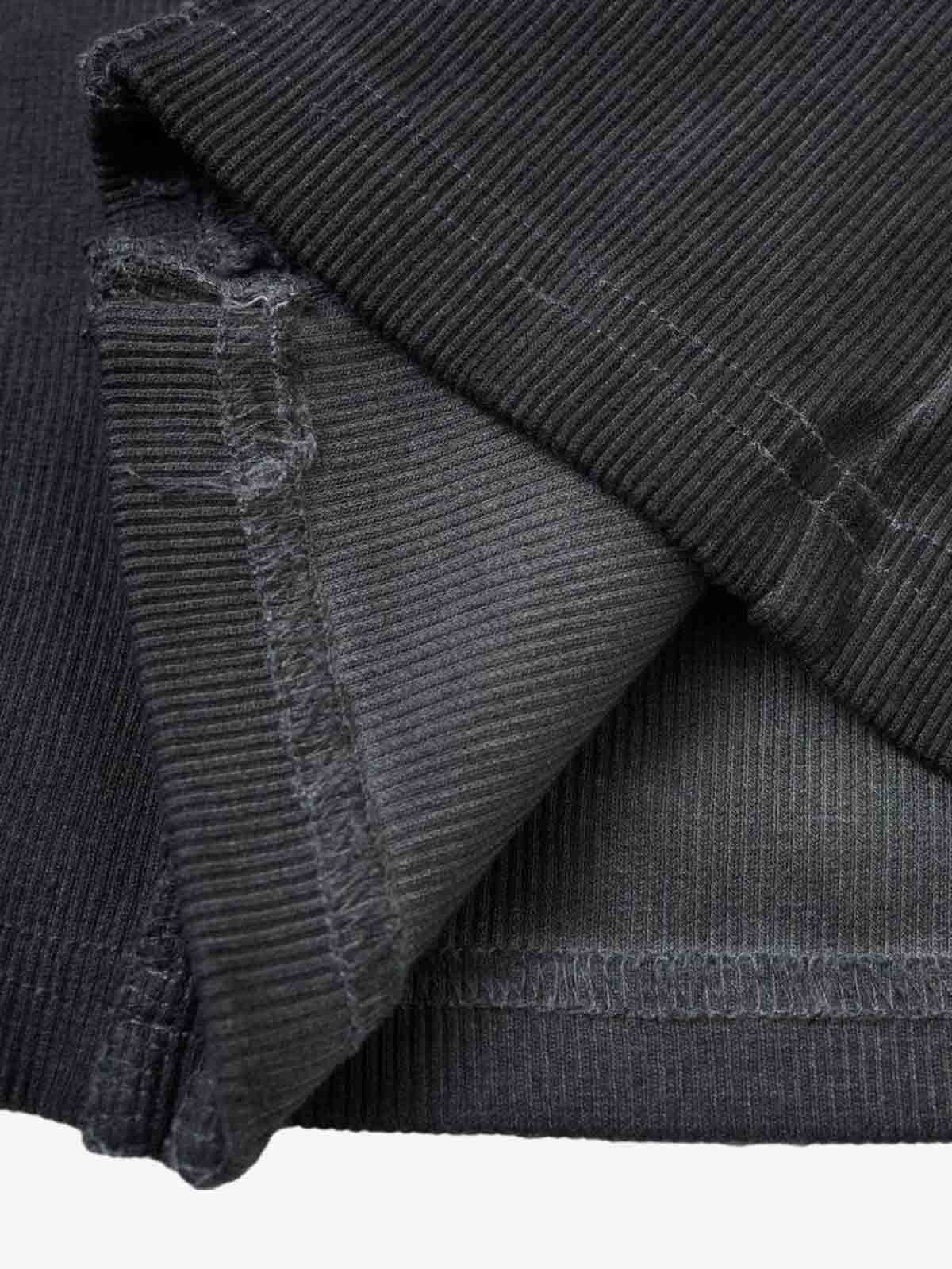 Strickweste mit sichtbaren Nähten