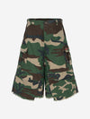 Vintage-Cargoshorts mit Camouflage-Muster und ausgefranstem Saum