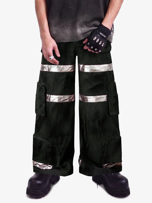 Cyberpunk-Cargohose mit reflektierenden Details und vielen Taschen