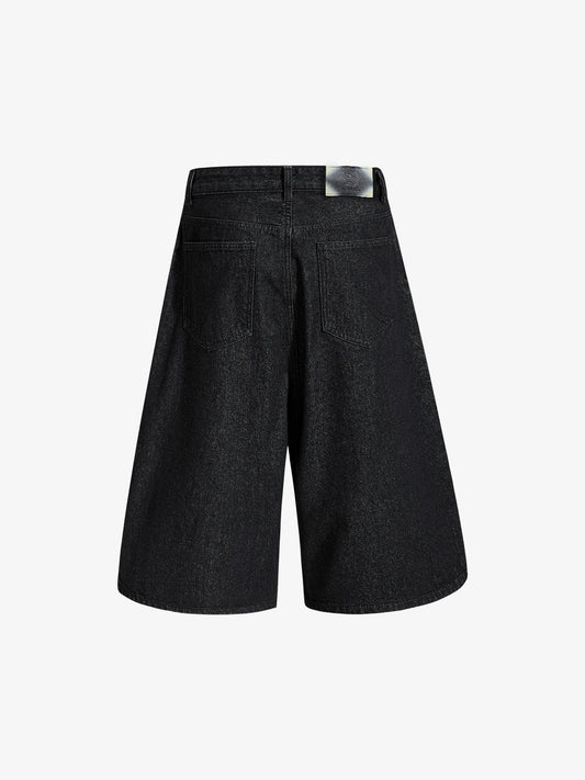 Asymmetrische Jeansshorts mit weitem Bein und mehreren Knöpfen