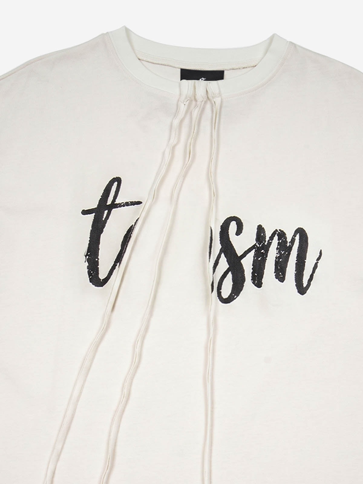 Minimalistisches T-Shirt mit asymmetrischem Buchstabenprint