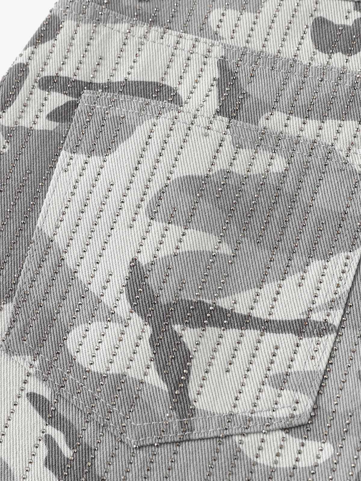 Camouflage-Cargoshorts mit Perforation – Weit geschnittene Utility-Shorts aus Baumwollmischgewebe