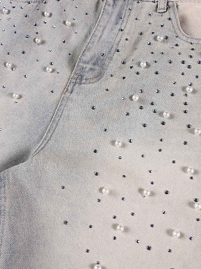 Hellblaue Jeansshorts mit Perlenverzierung