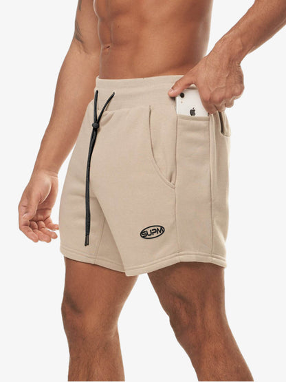 Minimalistische Shorts mit kleinem Logo