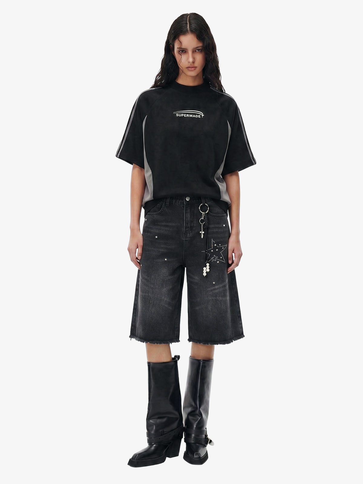 Jeansshorts mit offenem Saum und Strasssternen