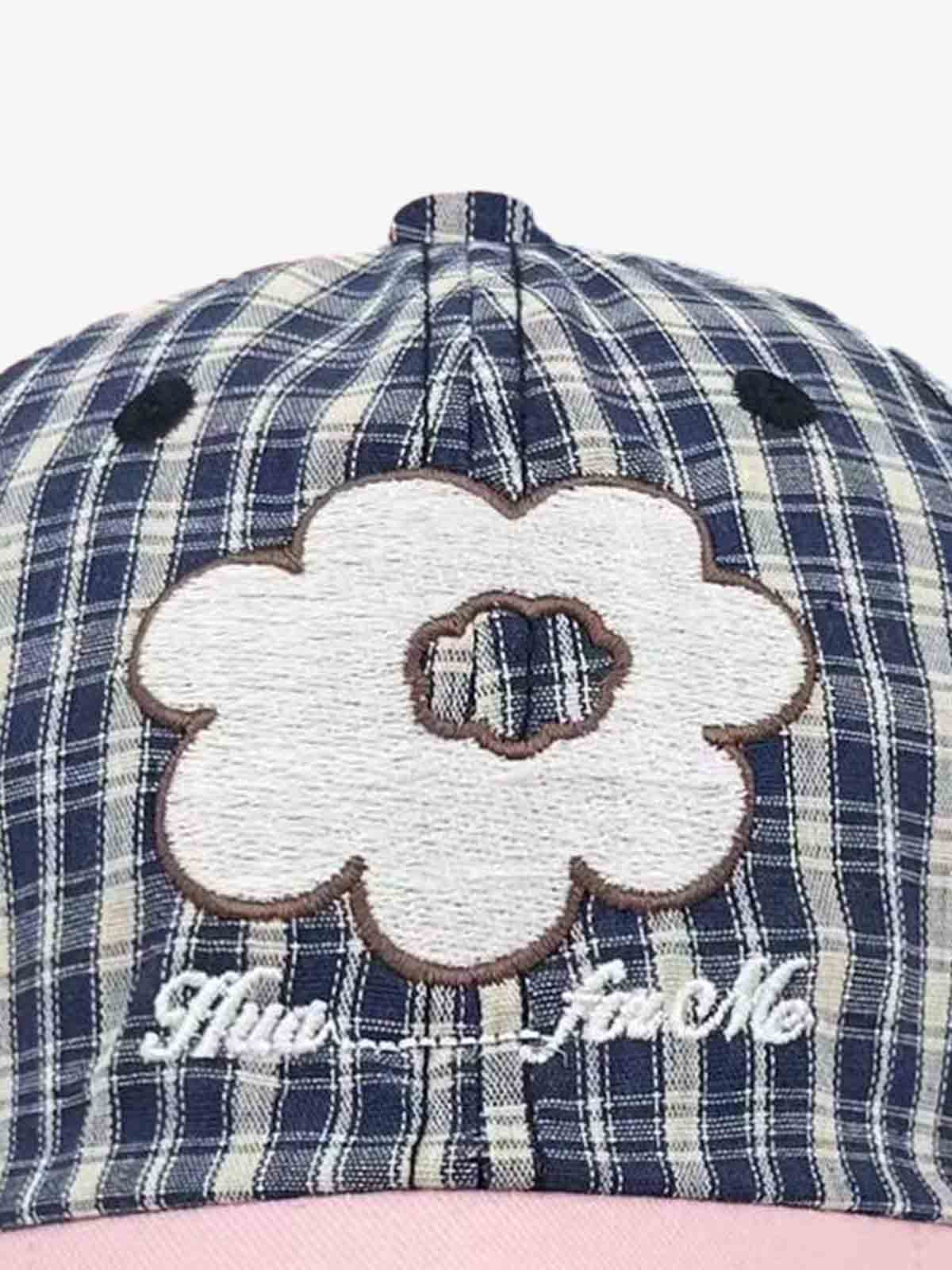 Baseballkappe mit Karomuster und Blumenstickerei