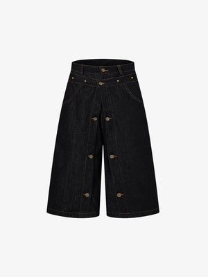 Doppelt geschnittene Jeansshorts mit mehreren Knöpfen
