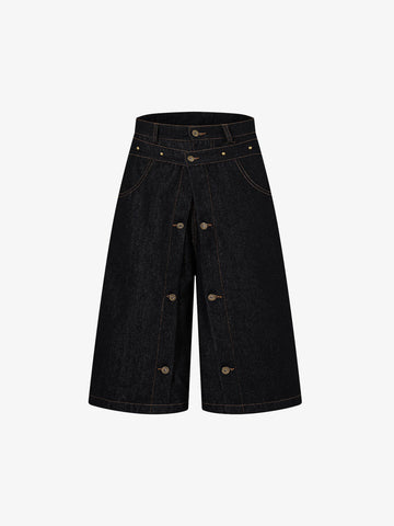 Doppelt geschnittene Jeansshorts mit mehreren Knöpfen