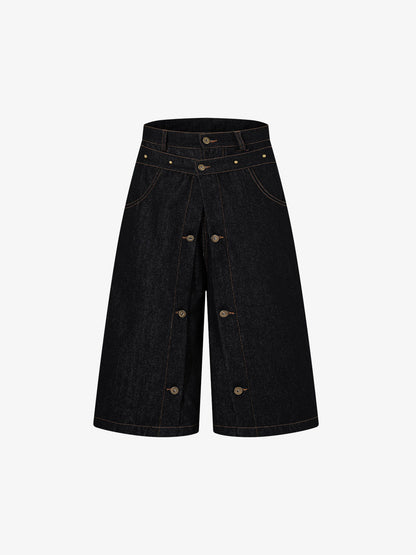 Doppelt geschnittene Jeansshorts mit mehreren Knöpfen