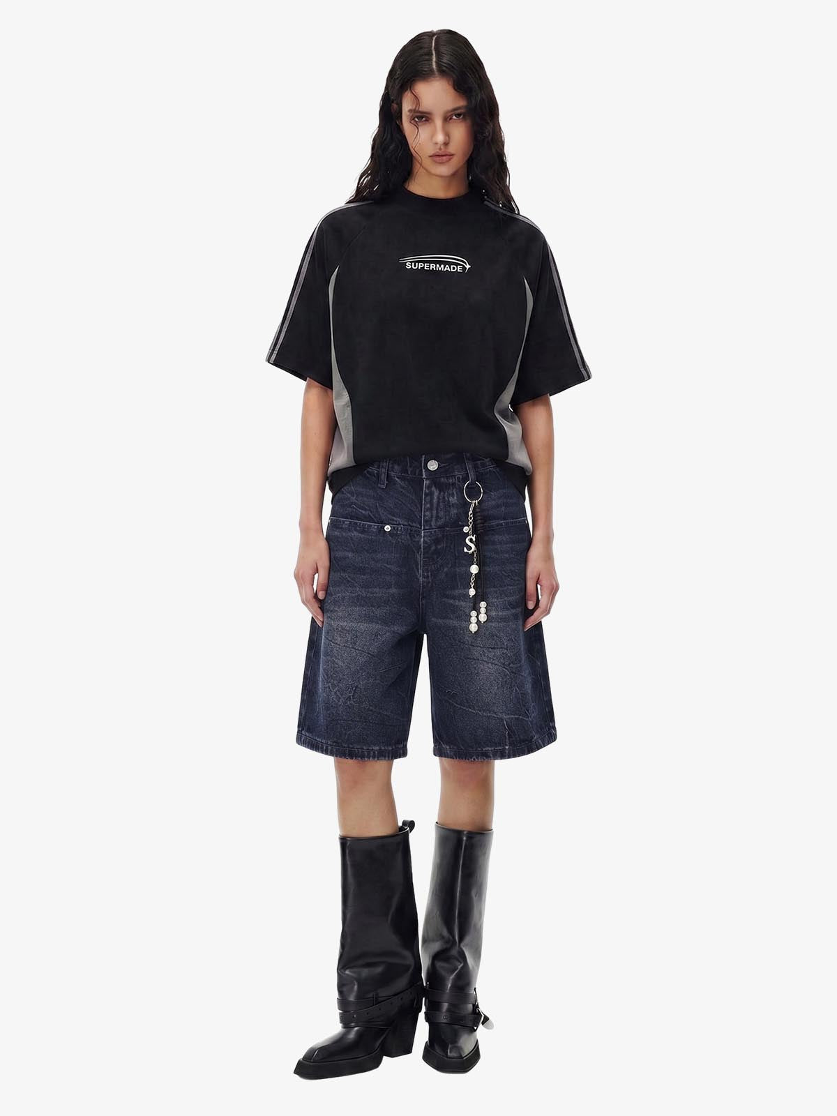 Weit geschnittene, gewaschene Jeansshorts