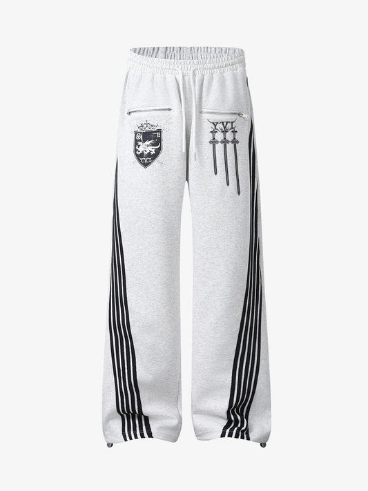 Sweatpants mit Wappen- und Schwert-Grafik an der Seitennaht
