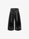 Jeansshorts mit Gürtel und gebogener Naht, weitem Bein