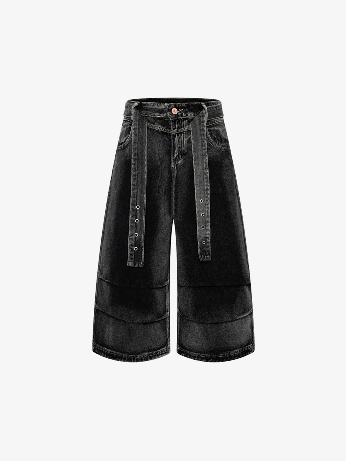 Jeansshorts mit Gürtel und gebogener Naht, weitem Bein