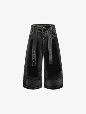 Jeansshorts mit Gürtel und gebogener Naht, weitem Bein