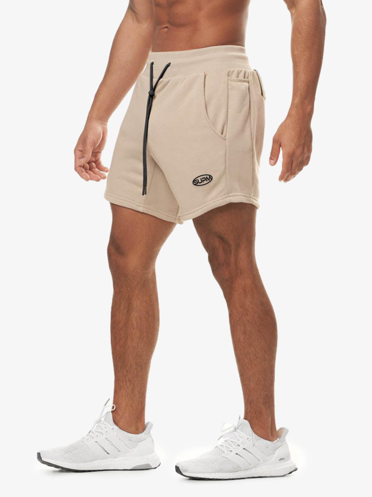 Minimalistische Shorts mit kleinem Logo