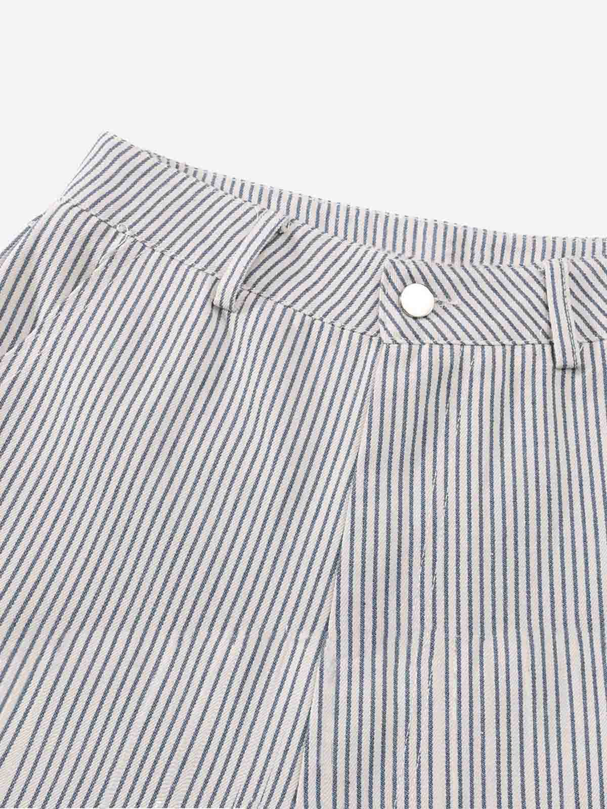 Plissierte, nadelgestreifte Shorts mit weitem Bein