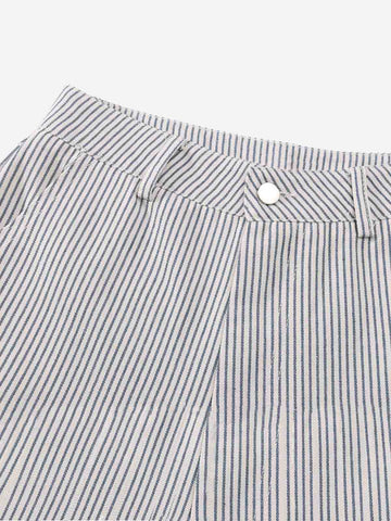 Plissierte, nadelgestreifte Shorts mit weitem Bein