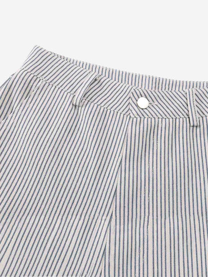 Plissierte, nadelgestreifte Shorts mit weitem Bein