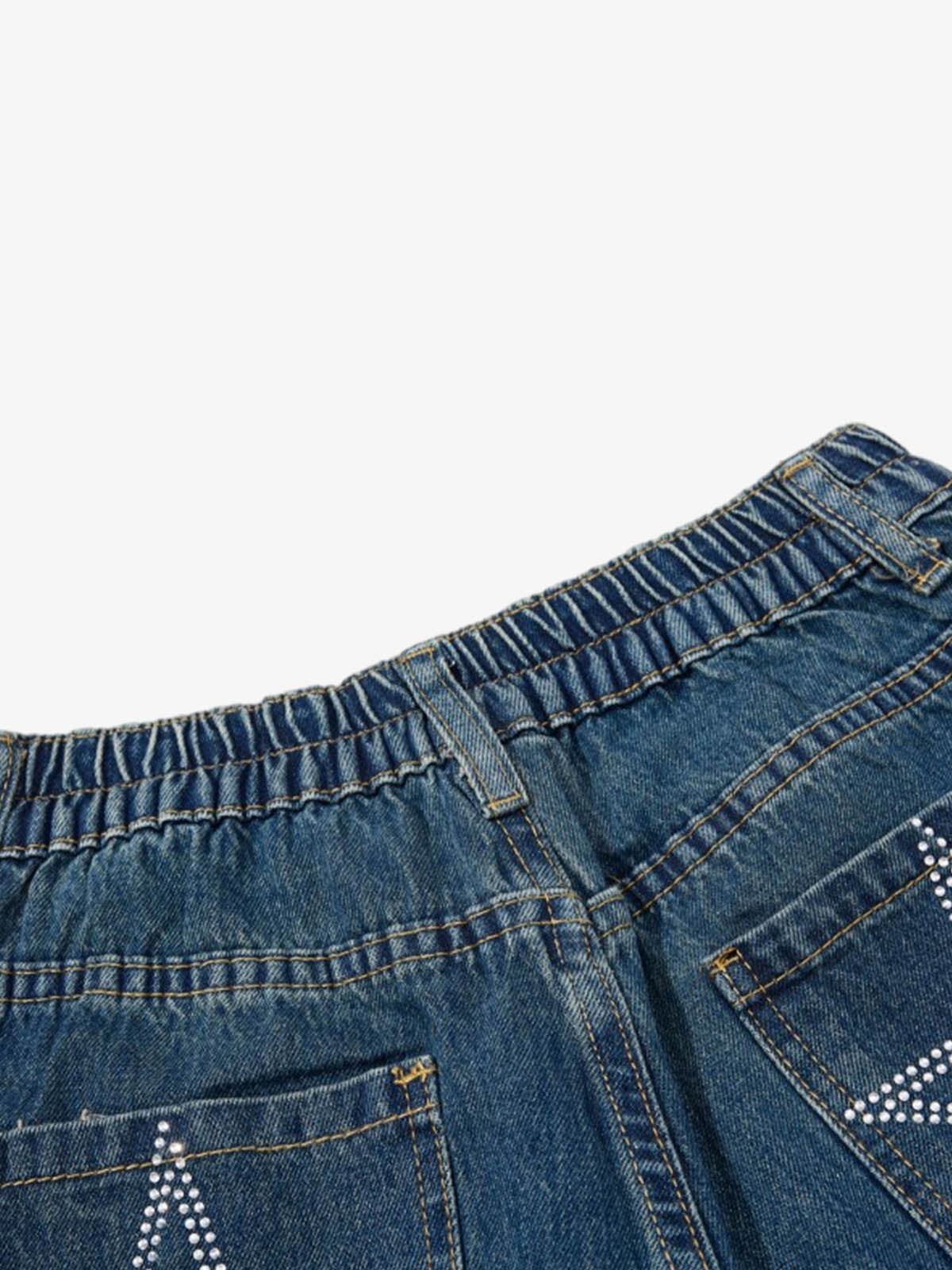 Jeansshorts mit offenem Saum und Strasssternen