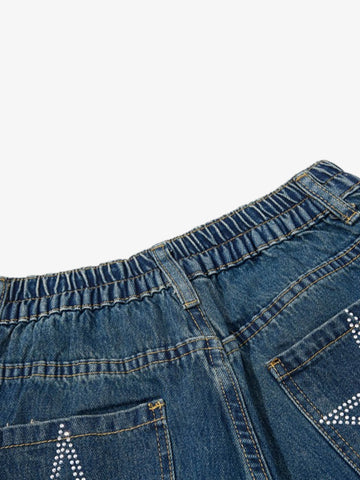 Jeansshorts mit offenem Saum und Strasssternen