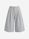 Plissierte, nadelgestreifte Shorts mit weitem Bein