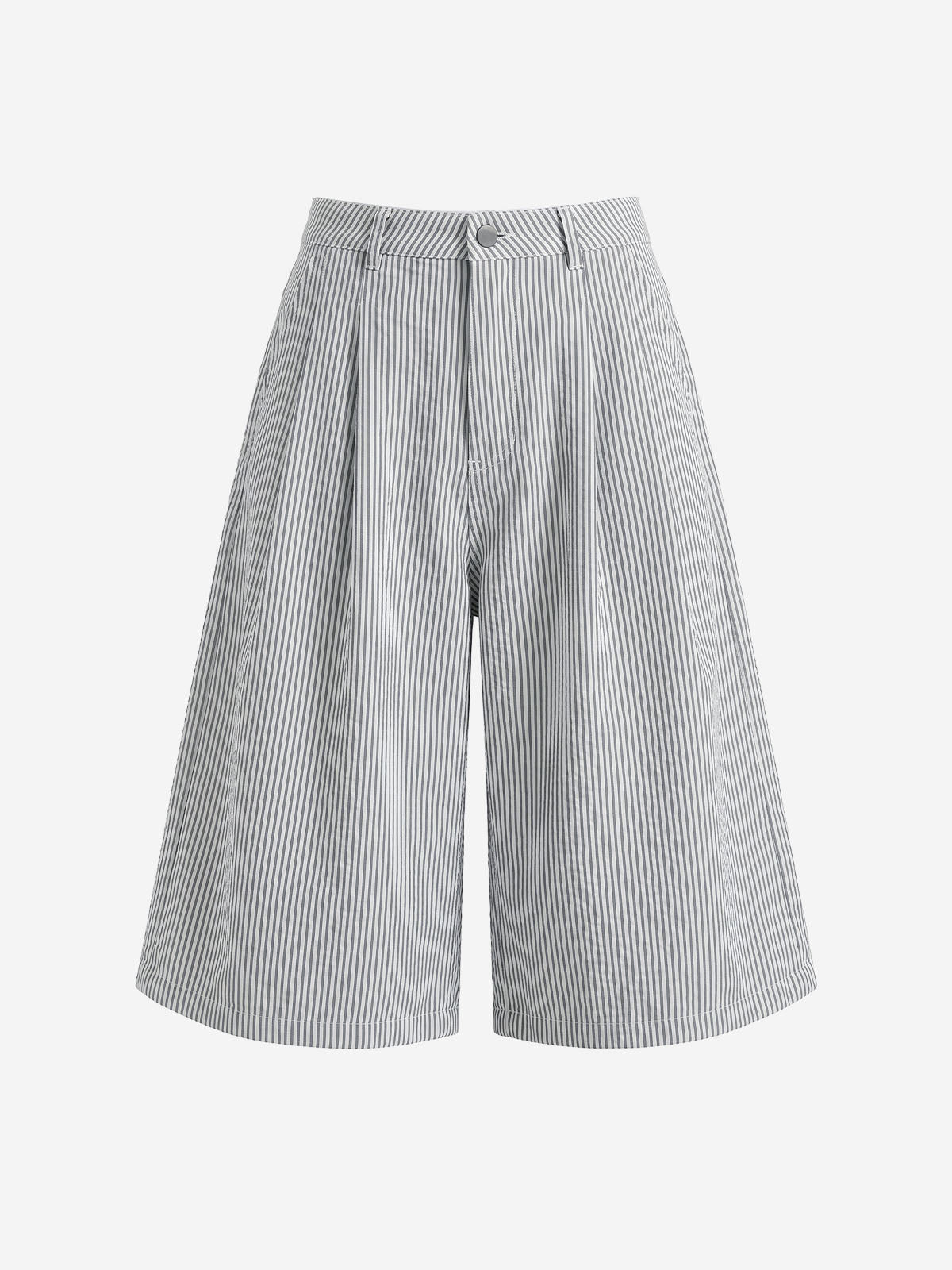 Plissierte, nadelgestreifte Shorts mit weitem Bein