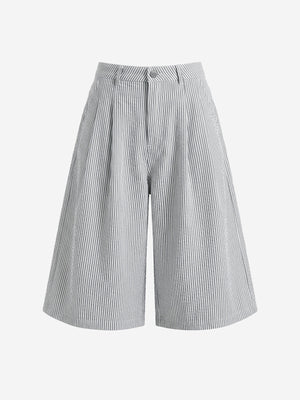 Plissierte, nadelgestreifte Shorts mit weitem Bein