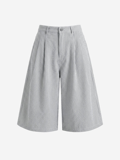 Plissierte, nadelgestreifte Shorts mit weitem Bein