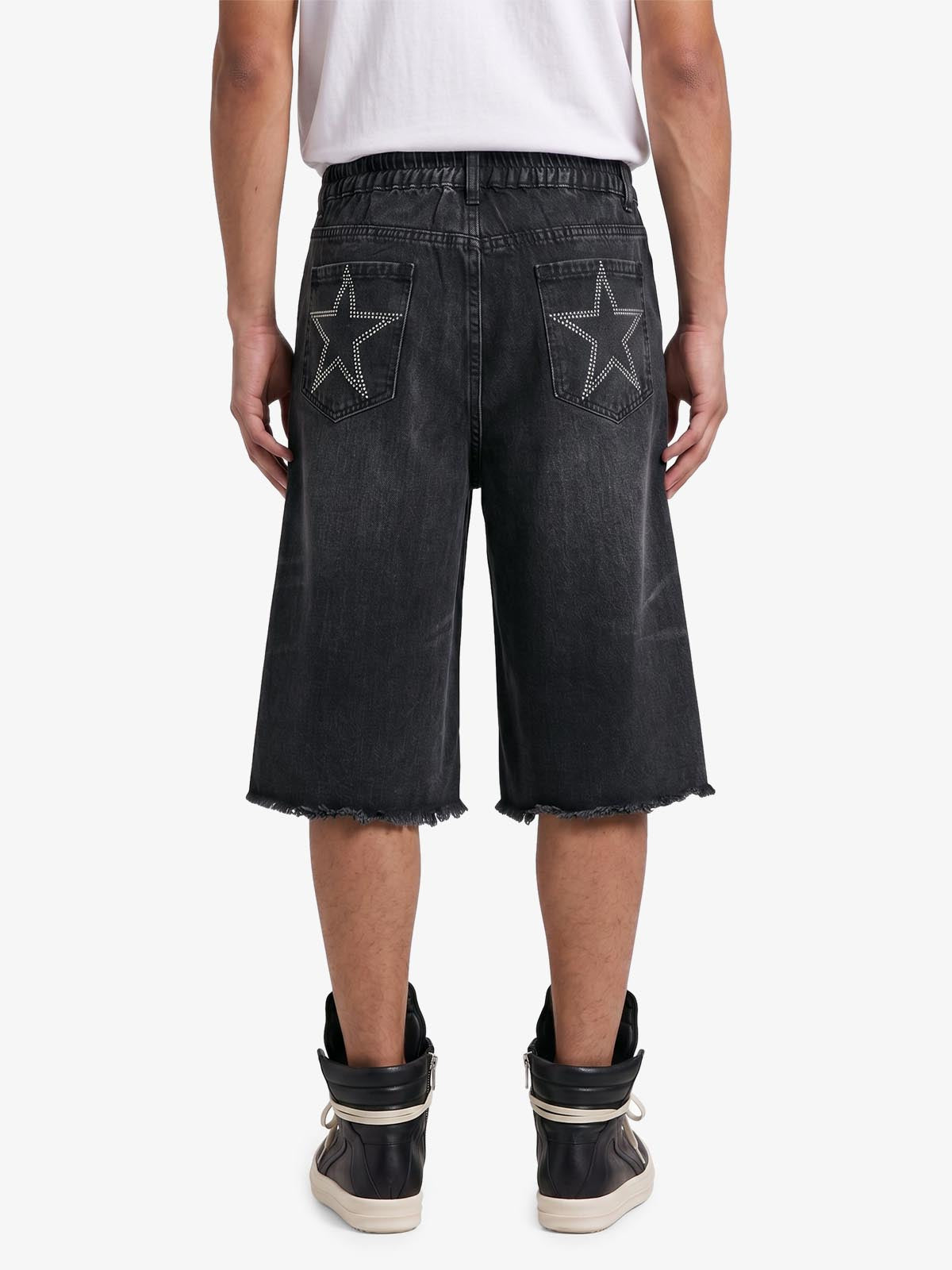 Jeansshorts mit offenem Saum und Strasssternen